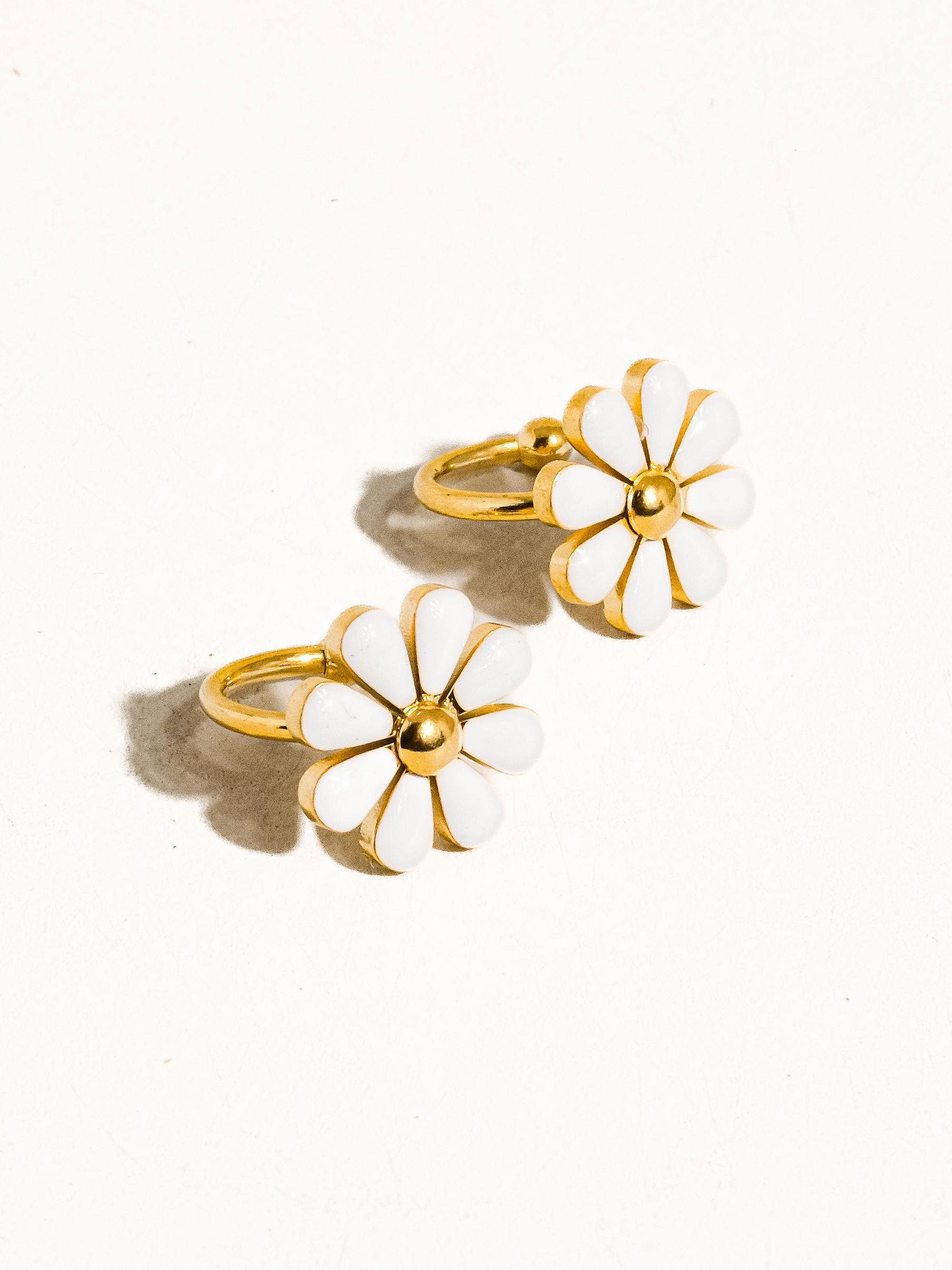 Flânerie by MAIQ - Wholesale Cuff/Wrap Earrings - Cassia 18K Non-Tarnish Daisy Ear Cuff1