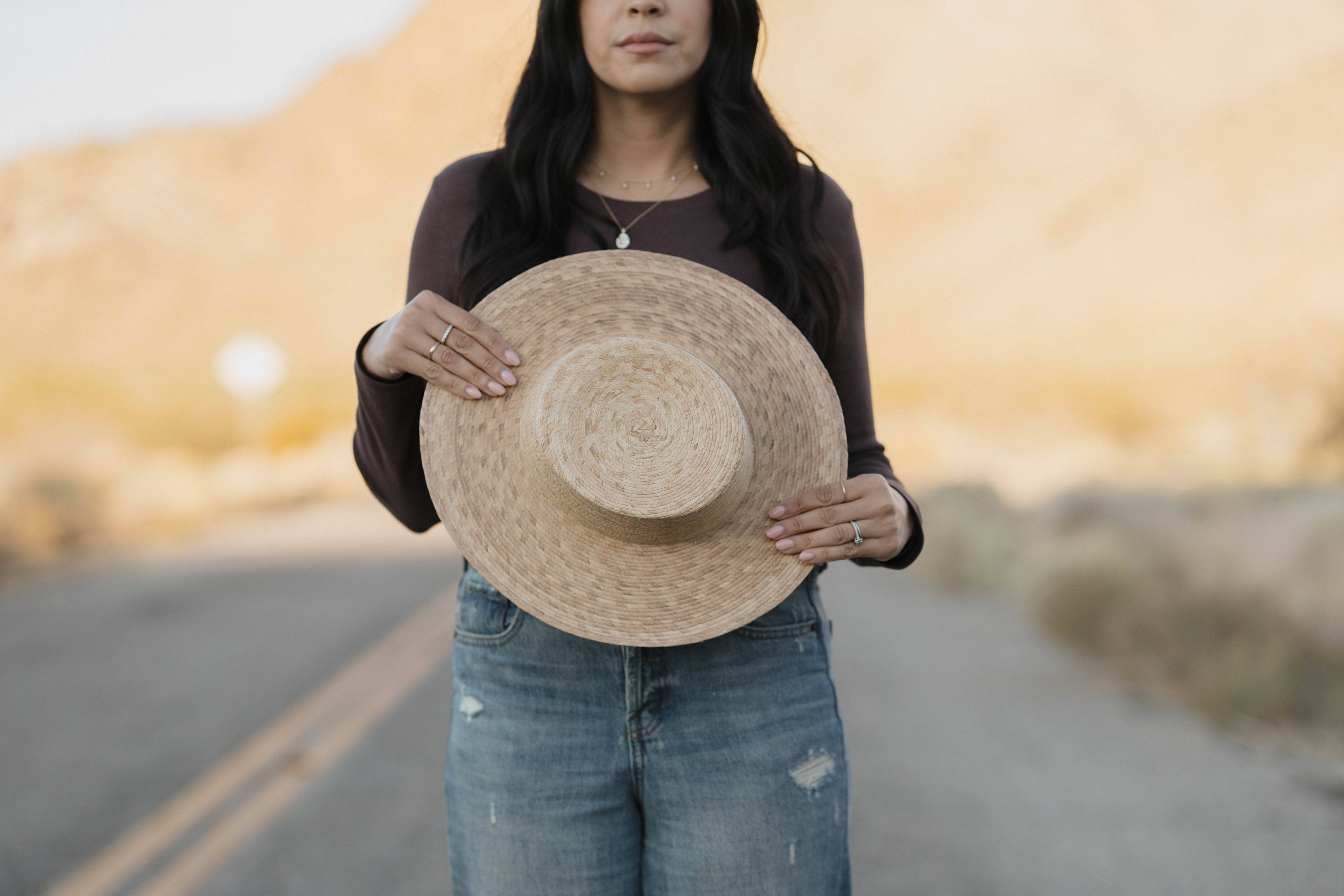 The Modern Cactus Co – Engroshandel Stråhat – til kvinder – Palmeløvshat med brændt lak og skygge2