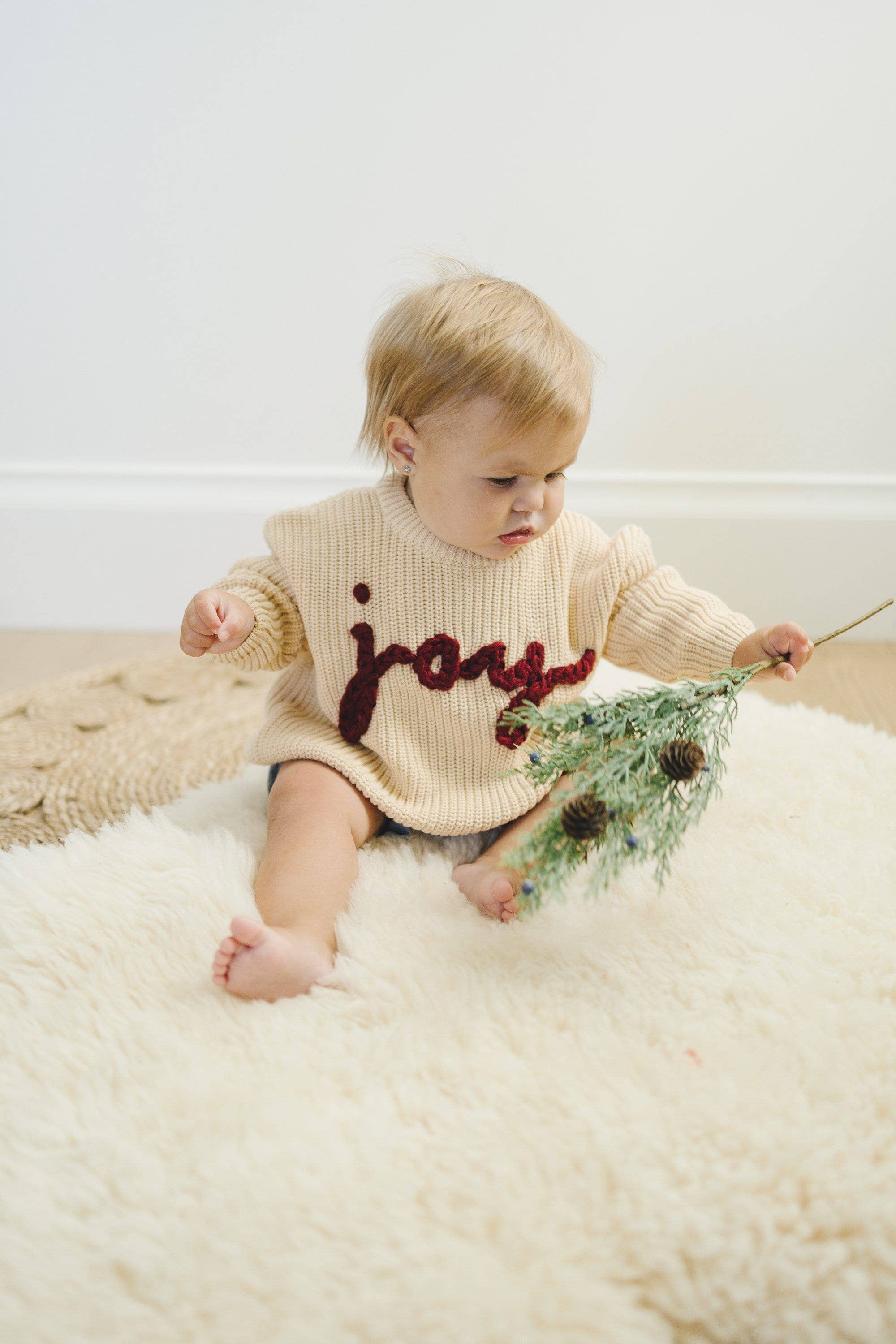 Little Joy Co. – Großhandel Strickpullover – Kinder – Joy Handbestickter Weihnachtspullover - Kleinkindgrößen2