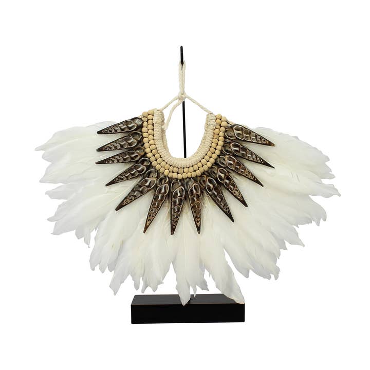 PAPUA HALSKÆDE MED HVIDE FJER OG SKALLER 33X7,5X32 for engroshandel hos Now's Home