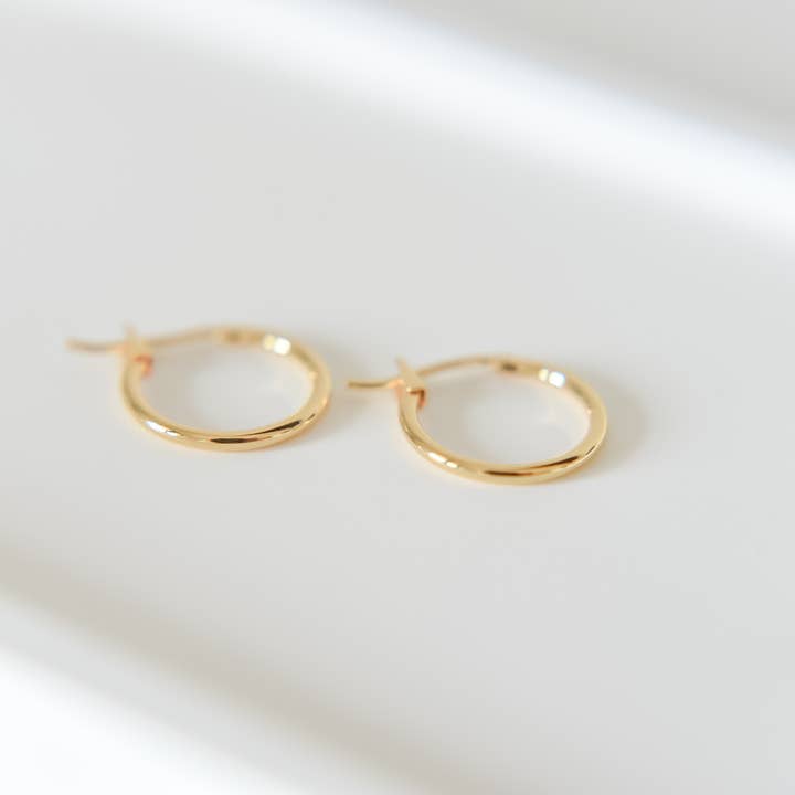 Argolas Kari banhadas a ouro 18k -brincos- hipoalergénicos por atacado de Bella Rey jewelry