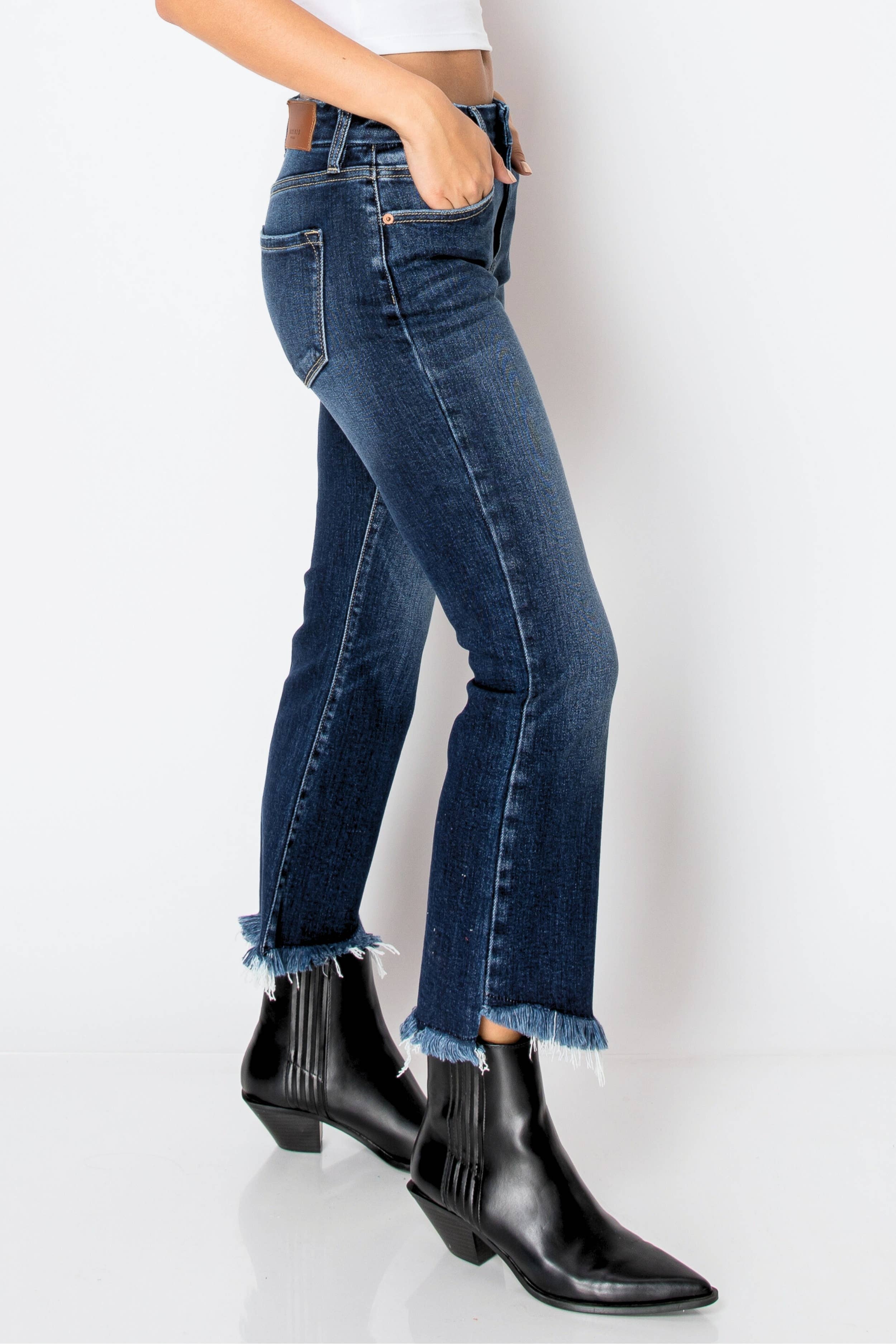 ARTEMIS VINTAGE – Großhandel Jeans – Damen – ECO-FREUNDLICHE JEANS MIT MESH-KORSETT, HOHEM BUND UND KURZEN, AUSGESTELLTEN BEINEN2
