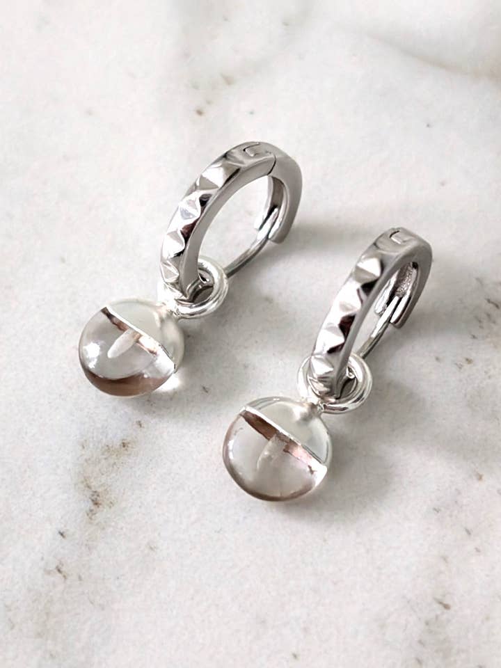 Les boucles d'oreilles en quartz clair Orb, pierre de naissance d'avril pour la vente par Lapis London