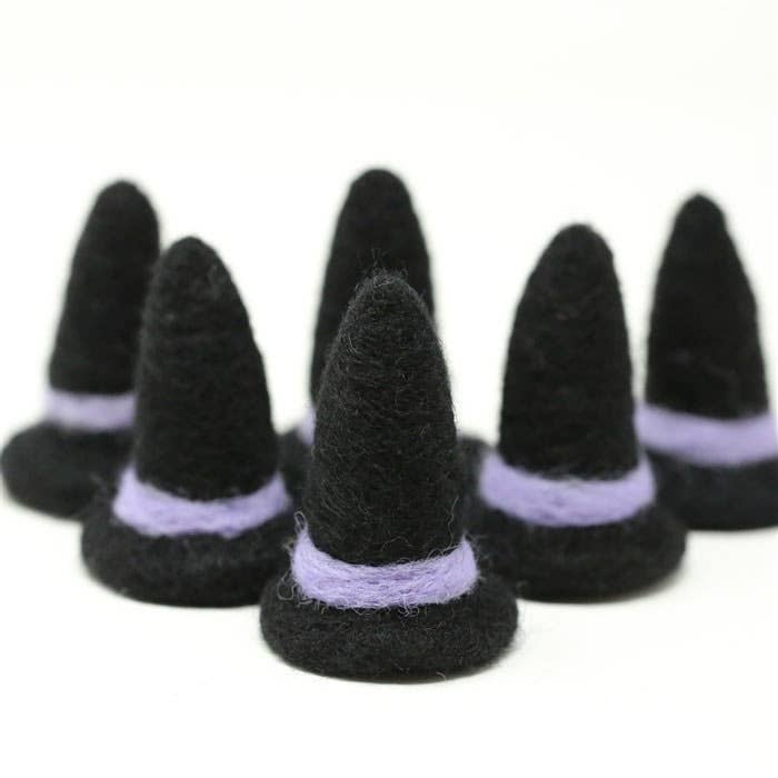 Chapeau de sorcière en feutre - Feutre de laine d'Halloween noir pour la vente par The Felt Pod