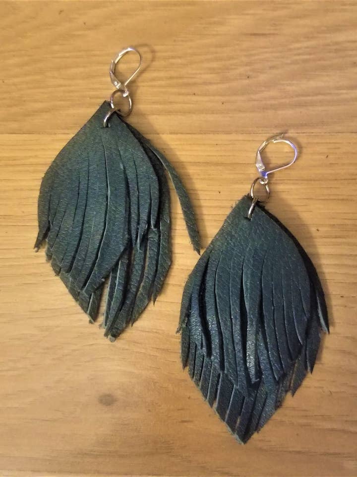 Boucles d'oreilles pendantes en cuir vert à double frange pour la vente par Shift Clothier, Inc.