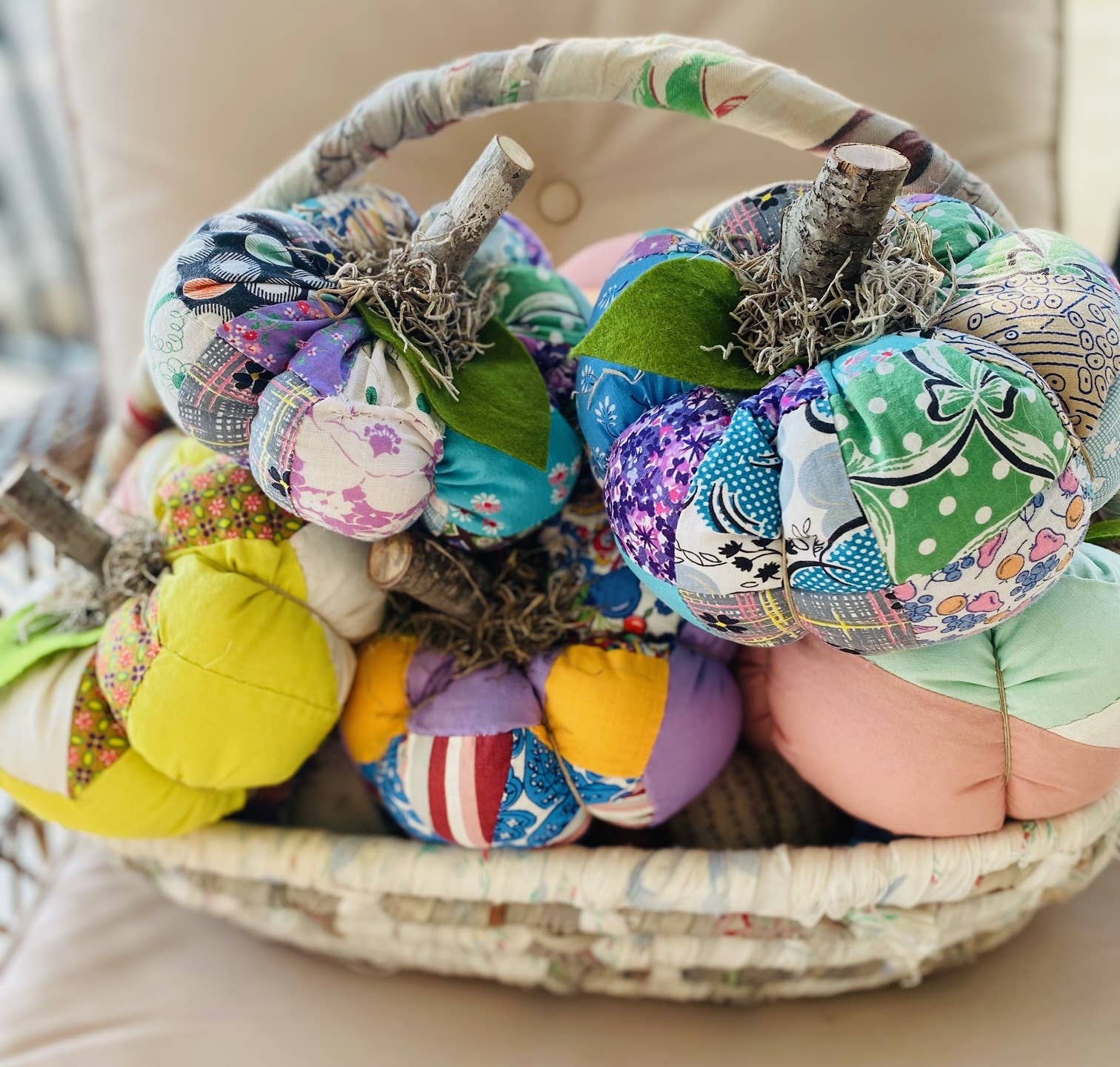 A Gnome on the Roam - Vente Décorations de table - Citrouilles en tissu faites à la main dessus de courtepointe vintage 7" décoration d'automne12