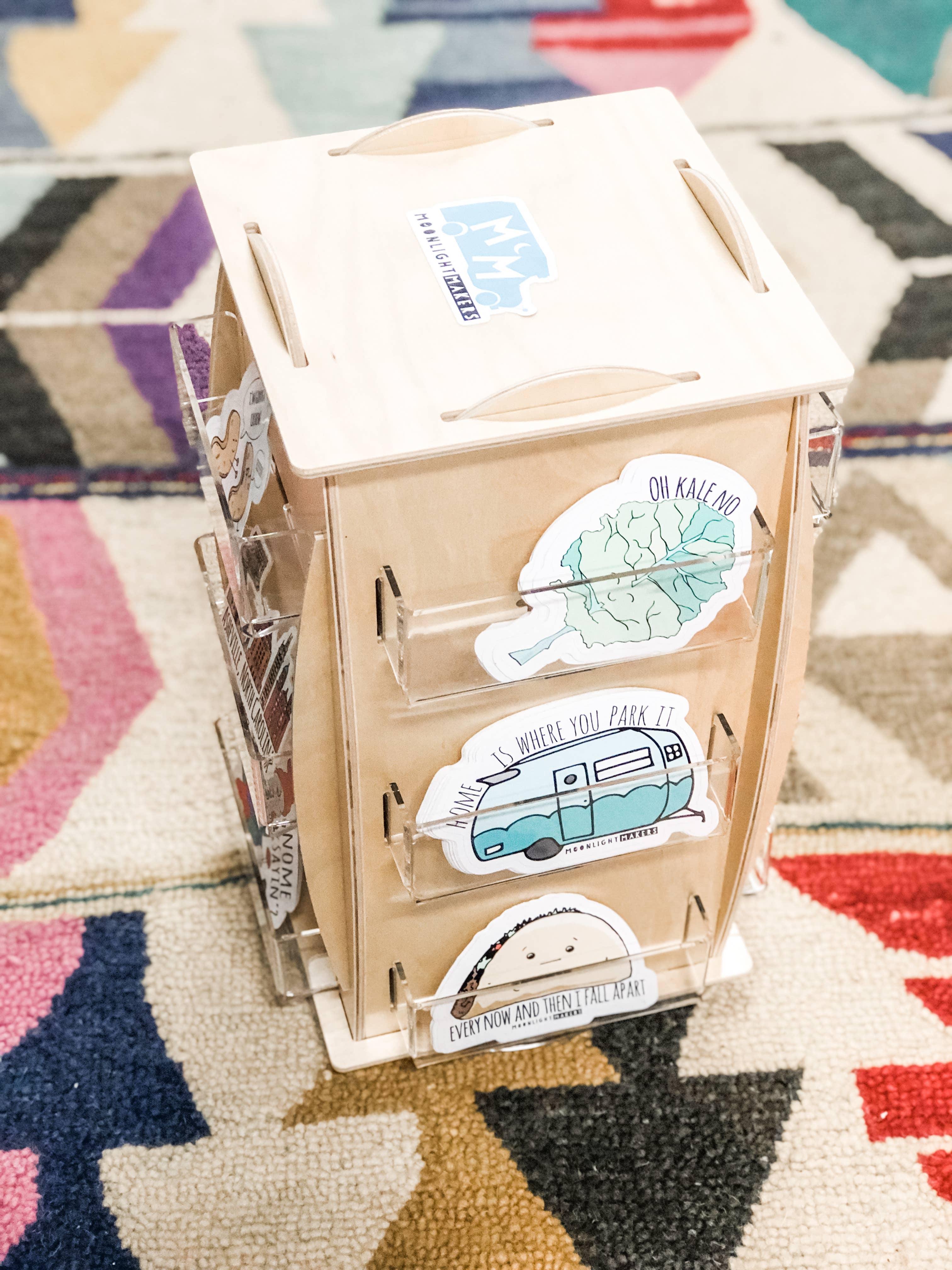 Moonlight Makers – Großhandel Verkaufsdisplay – Schreiben & Schenken – Counter Spinner - Birch Display (für Aufkleber, Magnete usw.)3