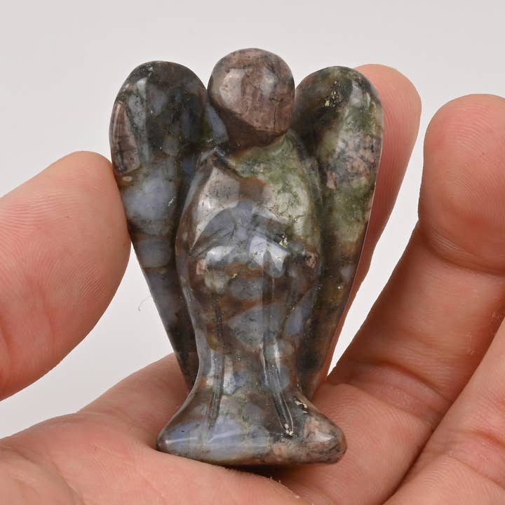Figurine d'ange sculptée Que Sera de 2 po, bleu llanite pour la vente par ilovebeadsusa