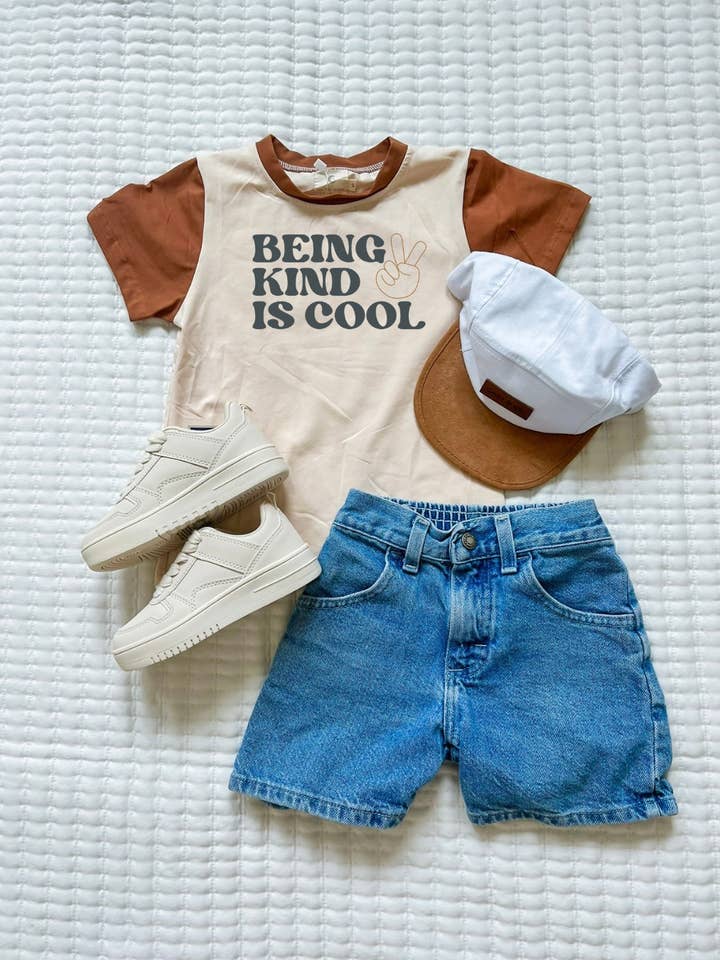 T-shirt graphique à blocs de couleurs Being Kind Is Cool pour tout-petits pour la vente par To the Moon Childrens