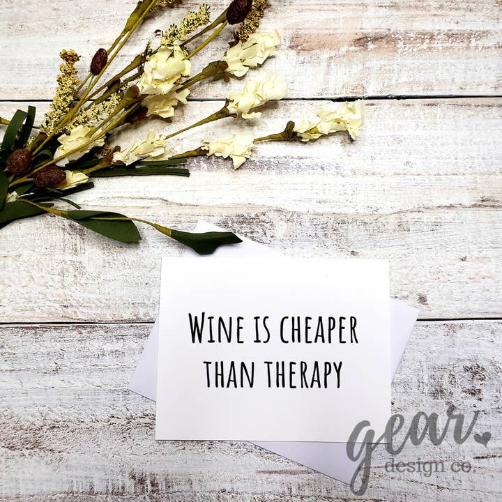 Carte : Le vin est moins cher que la thérapie pour la vente par Gearhart Design Co.