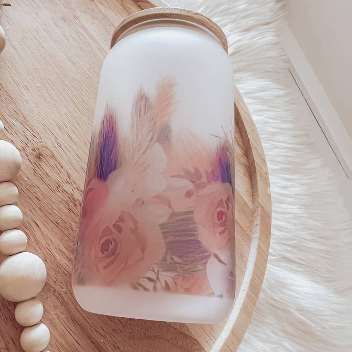Emma K Designs - Wholesale Drinking Glass/Cup - Pink Pampas Grass Frosted 16oz Glass Cup with Bamboo Lid