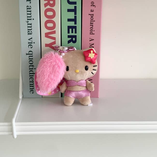 MOND HAUS – Engroshandel Nøglering - Dame – Imani Nøglering | Bedårende Killingedukkevedhæng i Pink Bikini7