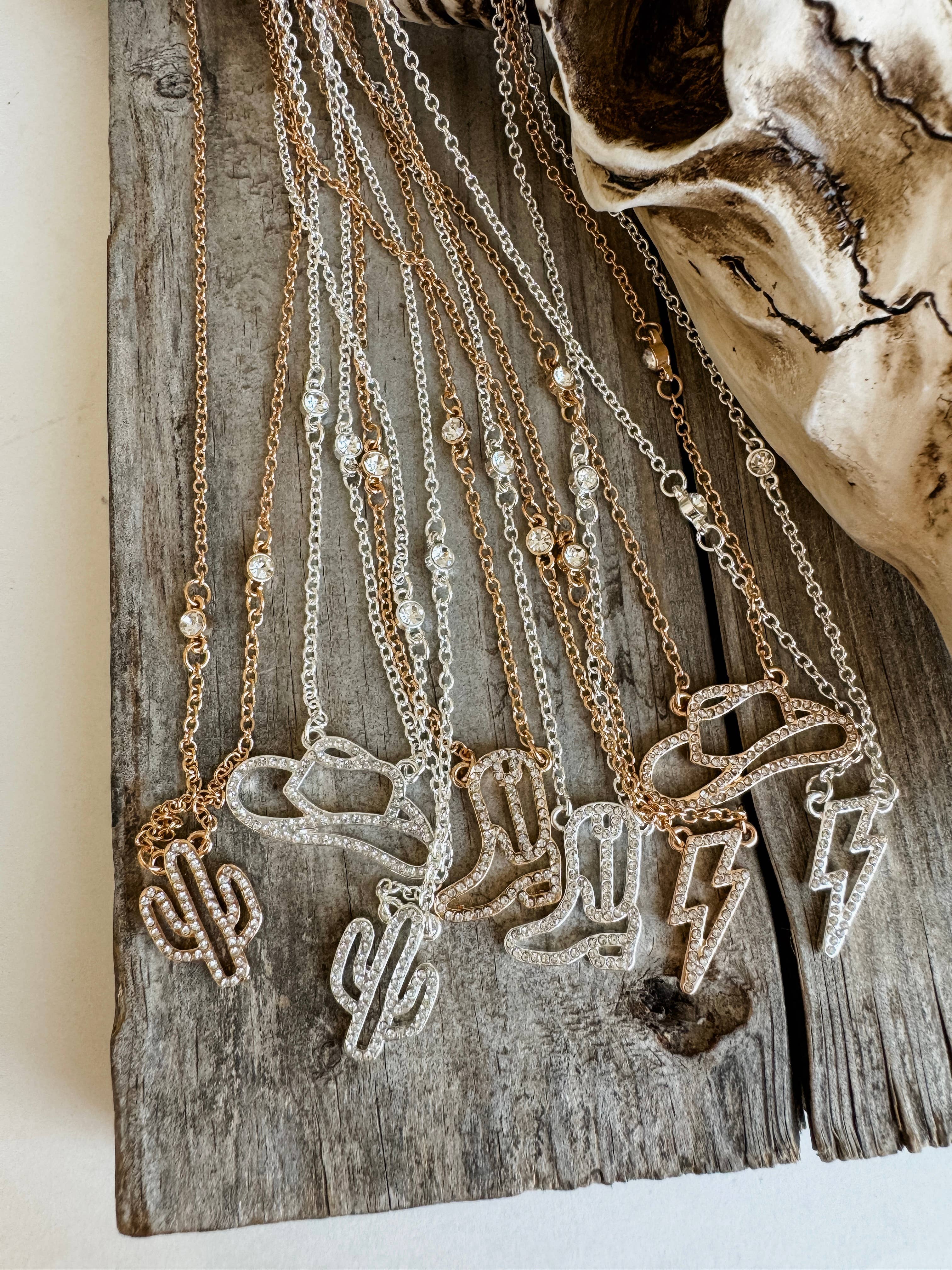 Boho Ranch Shop - Vente Colliers à pendentif - Collier Western Dainty en argent doré - bottes de cowboy, chapeau, nœud9