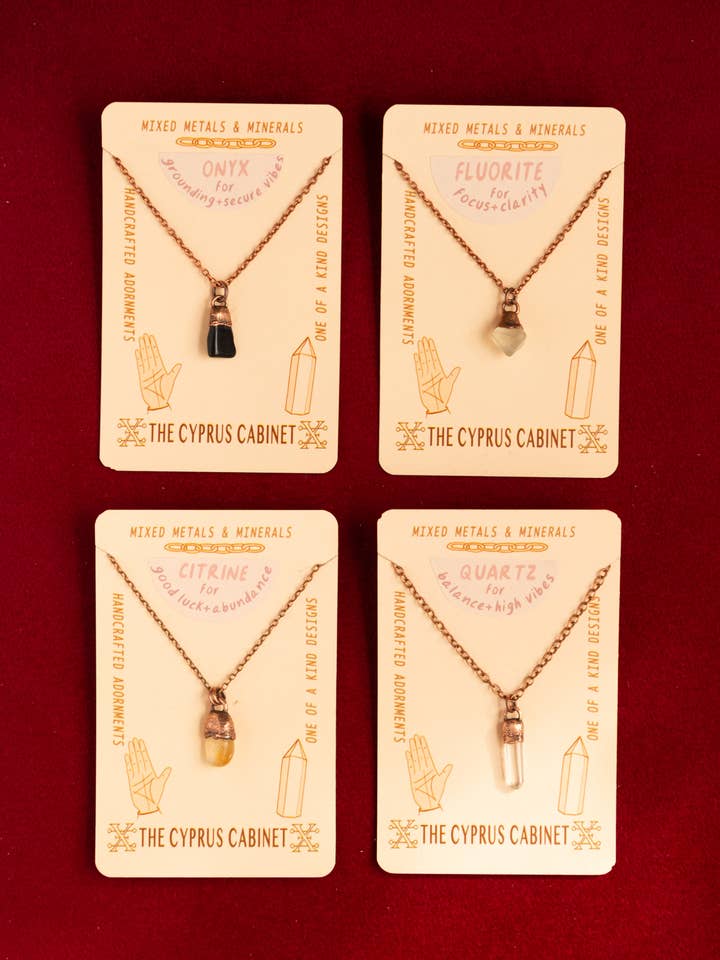 LOT DE COLLIERS EN CRISTAL AVEC ONYX, CITRINE, FLUORITE, QUARTZ pour la vente par The Cyprus Cabinet