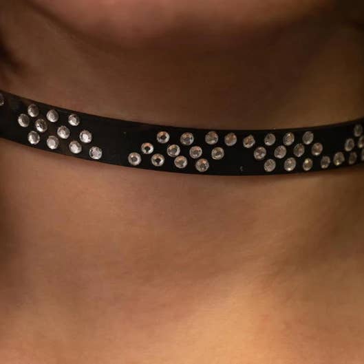 Choker-smykke i 10 mm læder med strass for engroshandel hos Declic