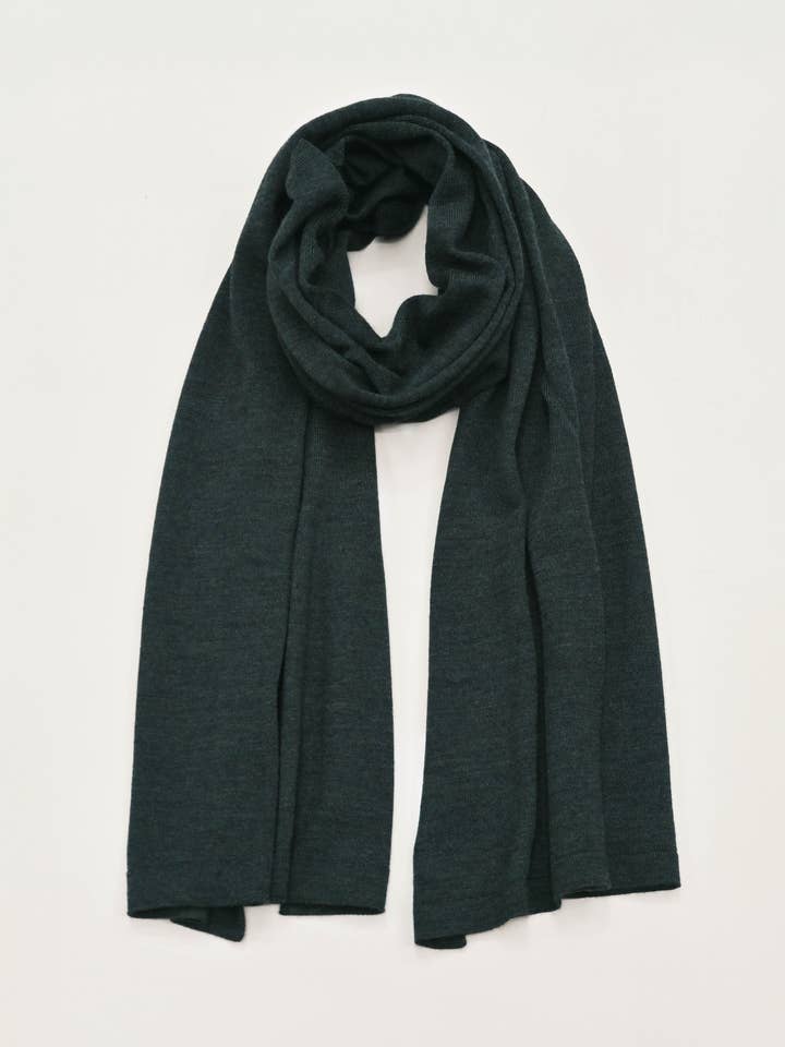 La sciarpa Eden in lana merino fine in verde bosco per la vendita all'ingrosso da parte di OUBAS