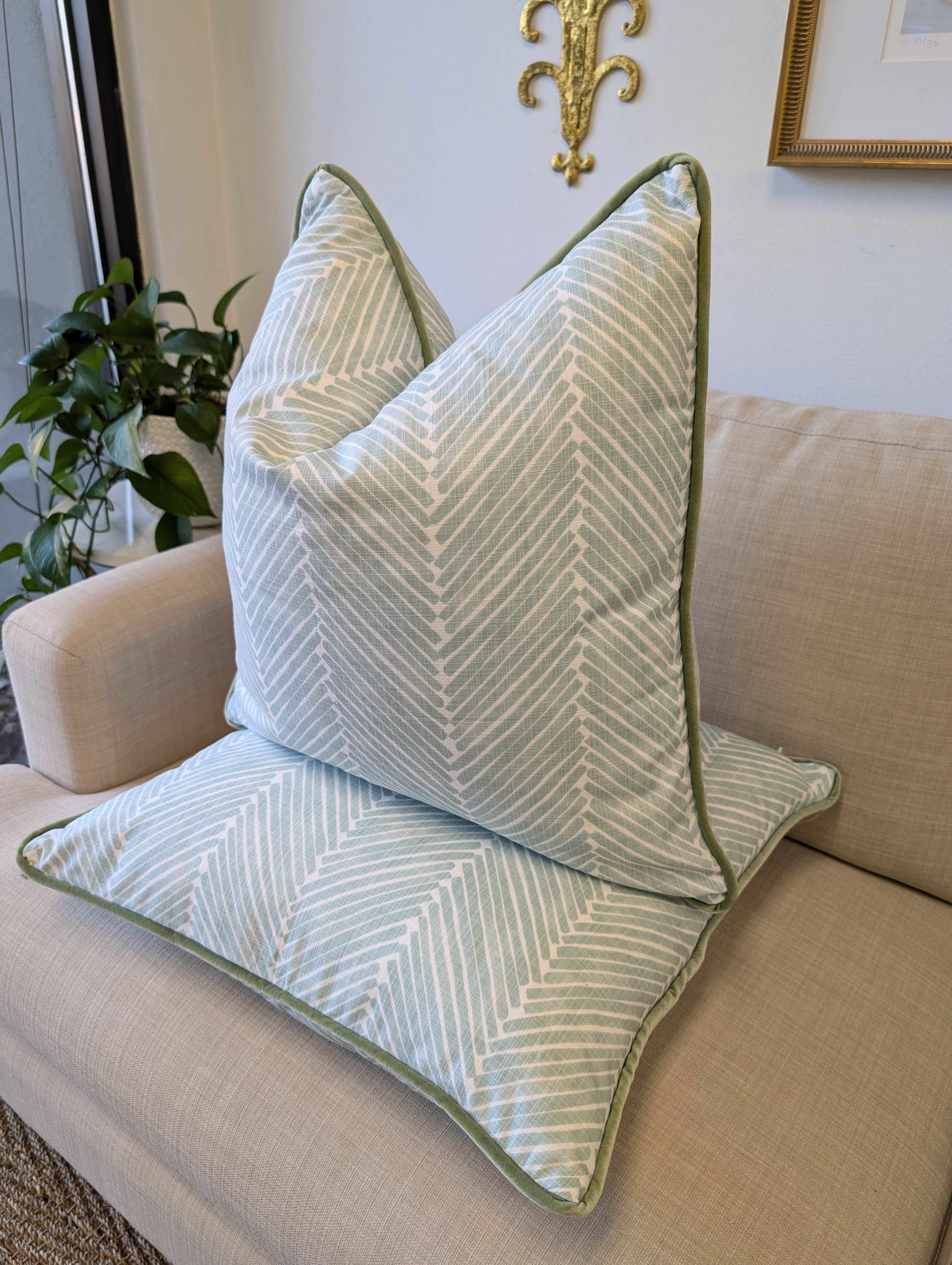 Wheaton Whaley Home – Engroshandel Pyntepudebetræk – WWH Favoritter :: Griffin i Aqua med Kontrast Grøn Fløjlskant4