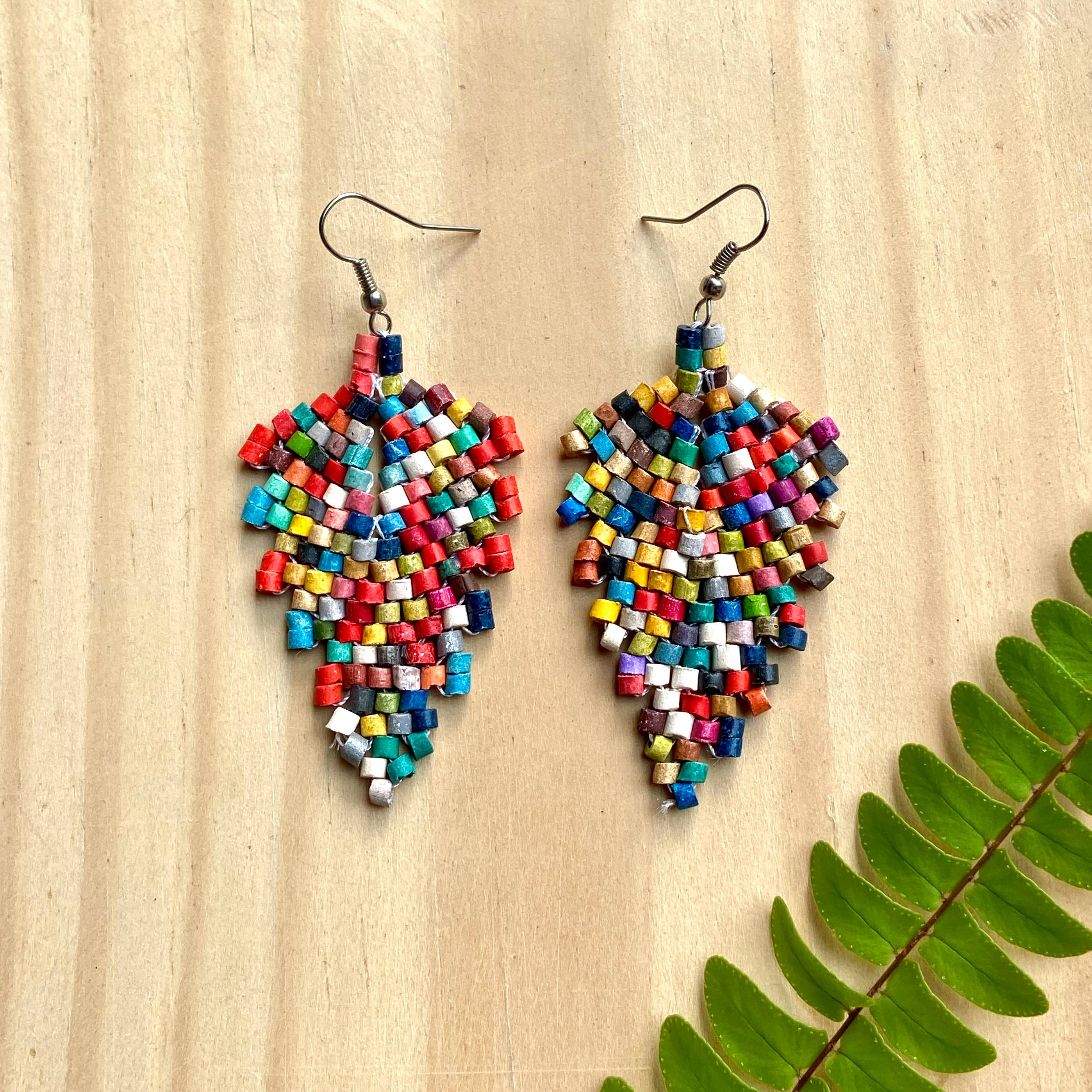 Los Colores de la Tierra – Großhandel Ohrhänger – Kleine und perlenbesetzte Pfeilspitzenohrringe — in 8 Farben erhältlich1