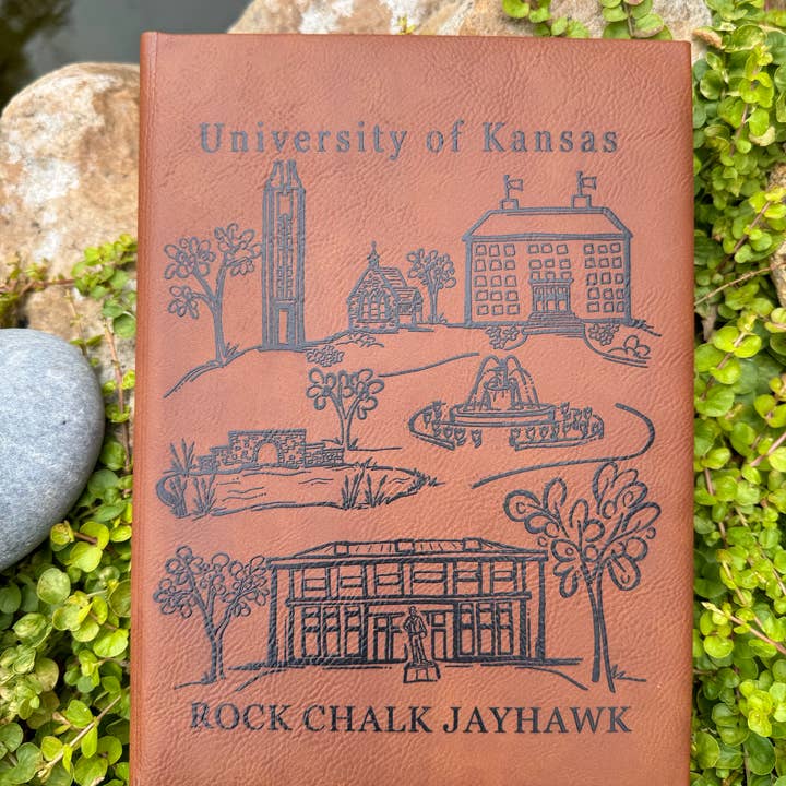 Diario de cuero crudo grabado de 5 x 8 pulgadas de la Universidad de Kansas para venta al por mayor de Something Beautiful
