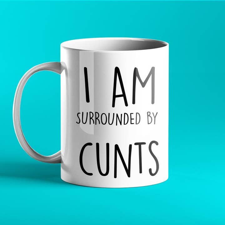 Jeg er omgivet af Cunts - Offensive Krus for engroshandel hos Prickly Cards