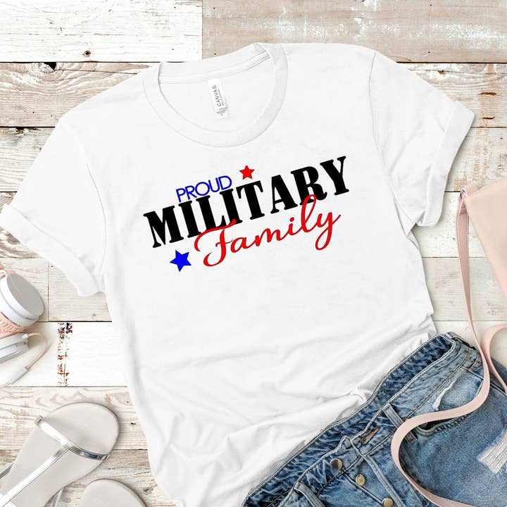 T-shirt de la famille militaire fière pour la vente par Hot Mess Apparel