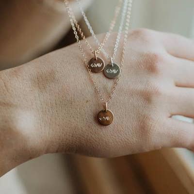 God is Greater Than Our Highs and Lows, disque de 3/8 po, collier de 18 pouces pour la vente par Silverado Jewelry