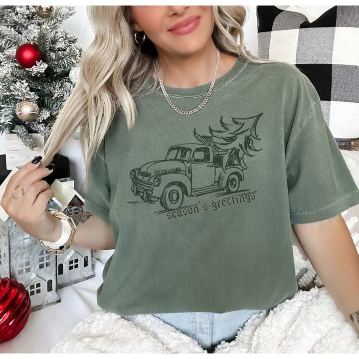T-shirt graphique Season's Greetings Christmas Truck pour la vente par Windmill Gypsy Wholesale