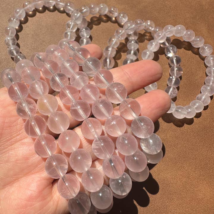 Moon Rituals – Großhandel Perlenarmband – Rosenquarz-Armband aus Mosambik — 8 mm Perlen mit 13 mm Kopfperle und 14 Karat vergoldeten Abstandsperlen