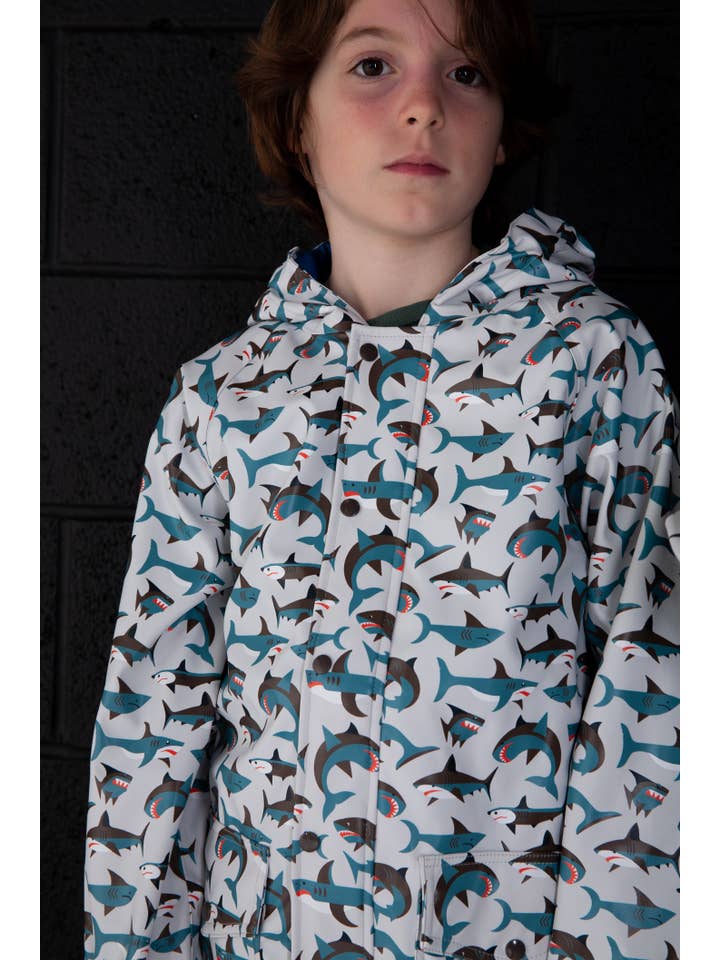 Oaki - Vendita all'ingrosso Impermeabile - Bambini - NUOVO! Cappotto antipioggia foderato 2.0, Shark Frenzy (taglia L)