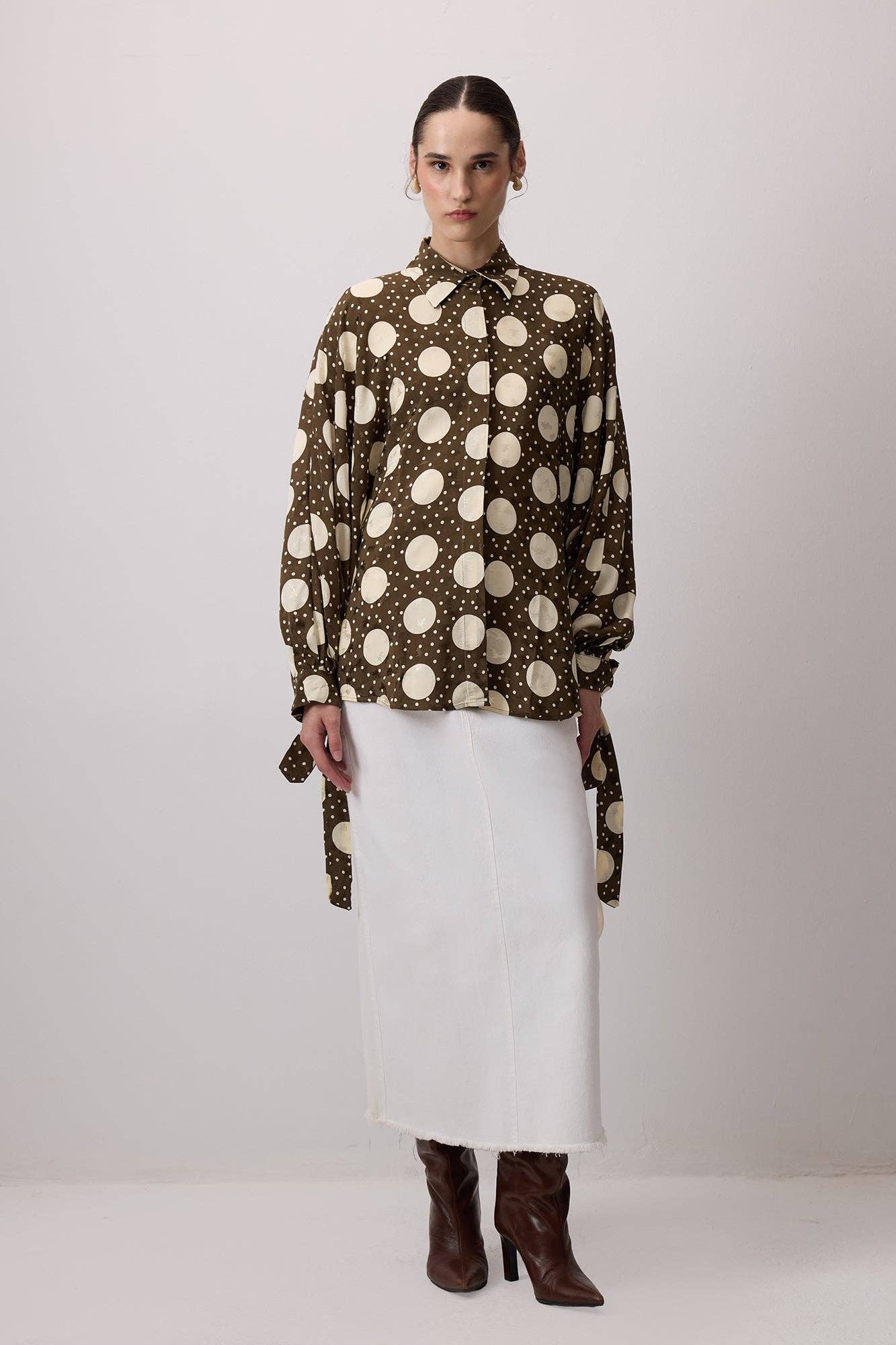 Khaki SKJORTE MED BALLONÆRMER I POLKAPRIKKET MØNSTER for engroshandel på Faire
