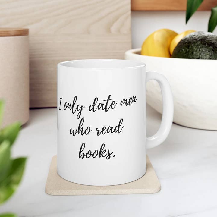 Tazza con scritta «I Only Date Men Who Read» per la vendita all'ingrosso da parte di ChicKan KC