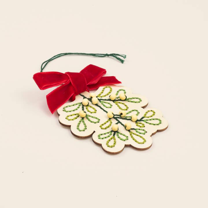 Cotton Twist (USA DUTIES PAID) - Wholesale DIY craft kit – Child - Make Your Own Stitched Mistletoe Decoration2