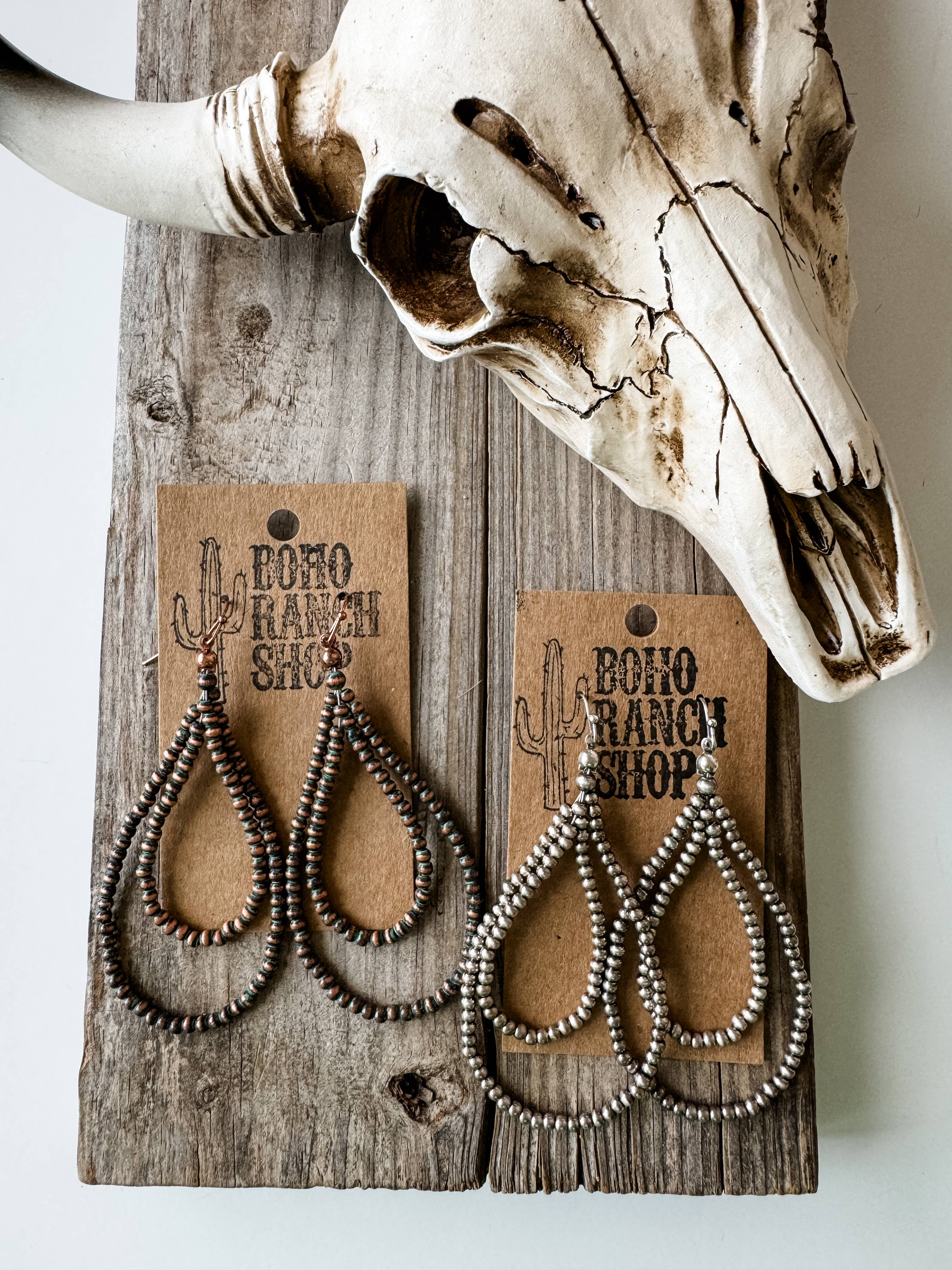 Boho Ranch Shop - Vente Créoles - Longues boucles d'oreilles pendantes en forme de double larme en perles de style Navajo1