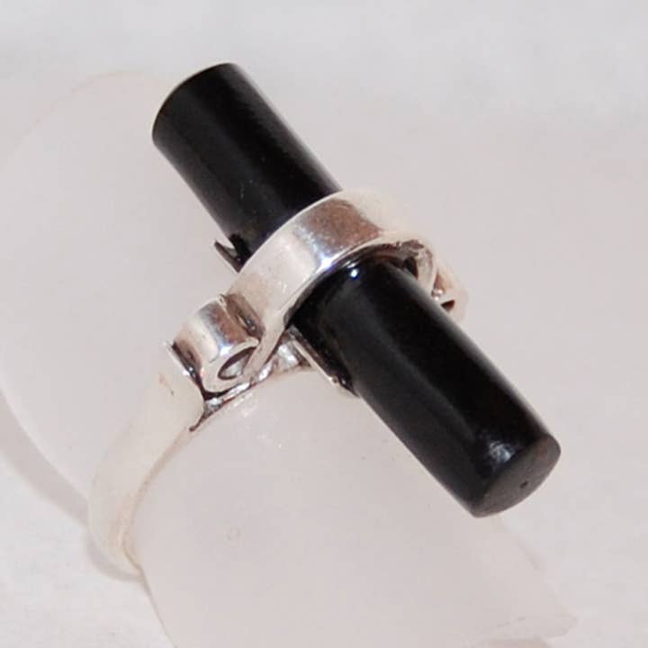 Anello pergamene in corallo nero per la vendita all'ingrosso da parte di Kreitto jewels