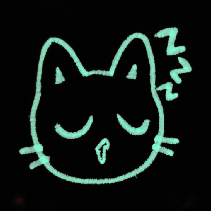 BERRETTO RICAMATO CON GATTINO DORMIENTE CHE SI ILLUMINA AL BUIO per la vendita all'ingrosso da parte di Peachie Patches