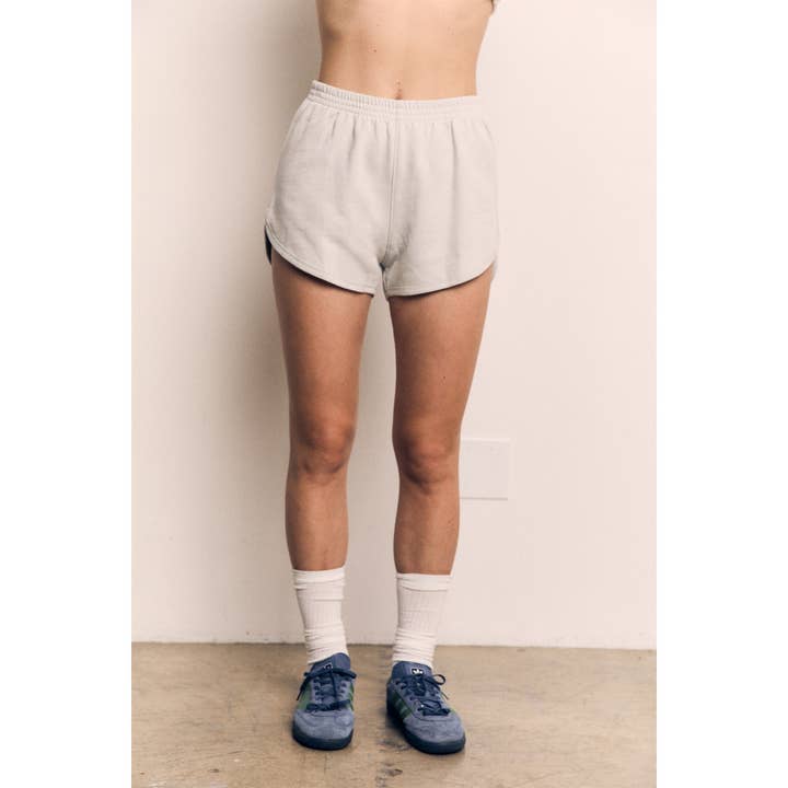 Short de détente en éponge de coton biologique taille haute pour la vente par The Blank Lab