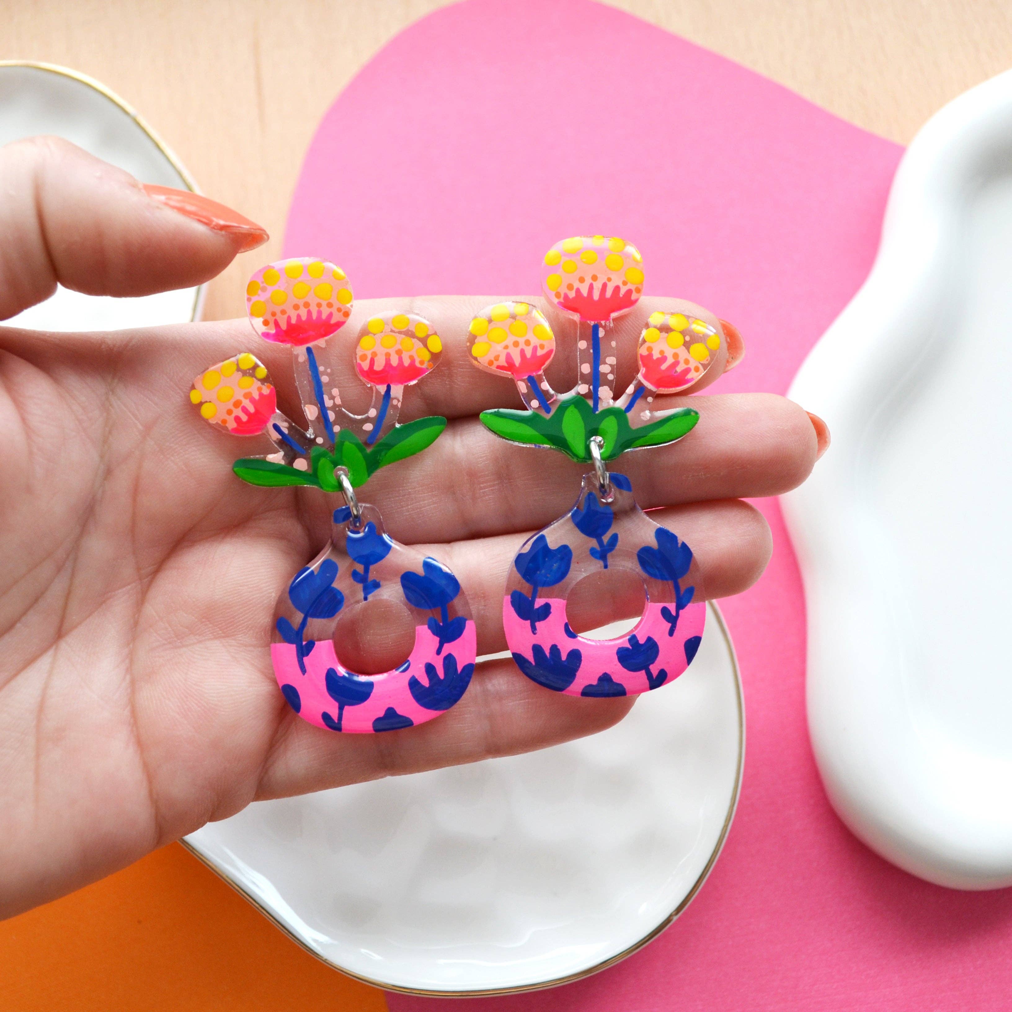 Boo and Boo Factory - Wholesale Hangende/ronde oorbellen - Neonroze bloemoorbellen in vazen met botanische patronen3