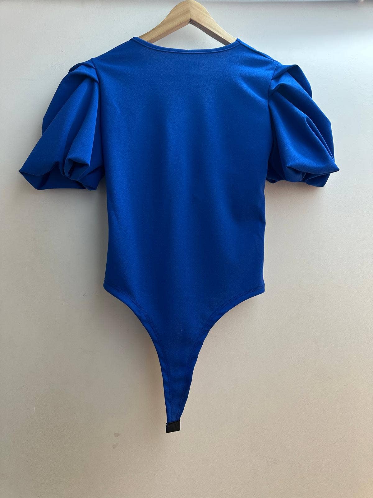 LORIANE – Großhandel Body – Damen – LORIANE Body mit Puffärmeln und V-Ausschnitt1