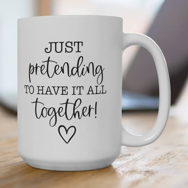 Tasse Just Pretending to Have It All Together 15 oz Tasse Pretending to Have It All Together - Mug en céramique 15 oz pour une touche d'humour et de relatabilité pour la vente par QDTee Boutique