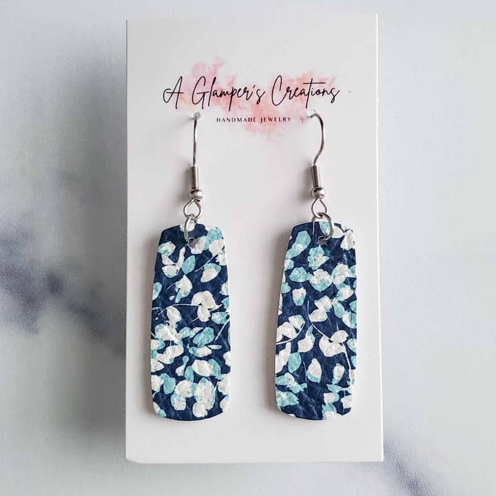 Boucles d'oreilles en cuir mini-bar à motif floral blanc et bleu pour la vente par A Glamper's Creations LLC
