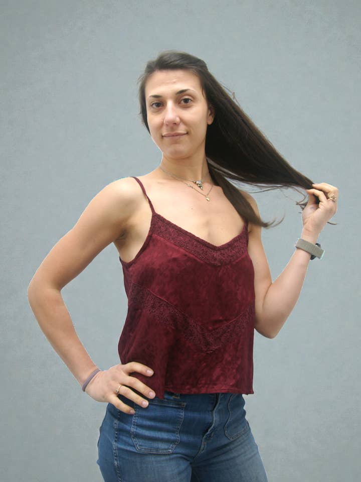 Kurzes Weintop aus Satin-Jacquard mit Spitzendetails für den Großhandel von KASHI INC