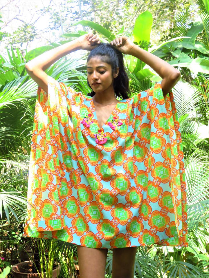 Caftano corto da donna con motivo verde per la vendita all'ingrosso da parte di Chogaa NYC