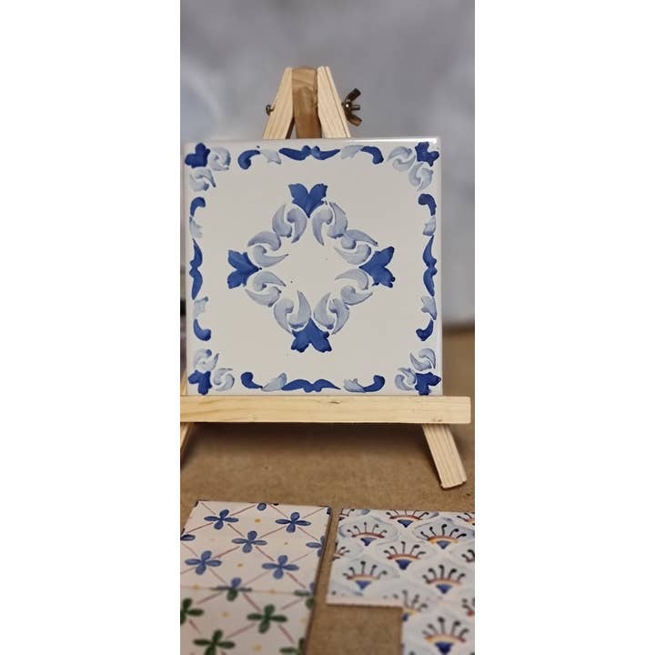 Azulejos pintados a mano: Posavasos y agarraderas - Minimalismo urbano para venta al por mayor de Hazbruk Ceramics
