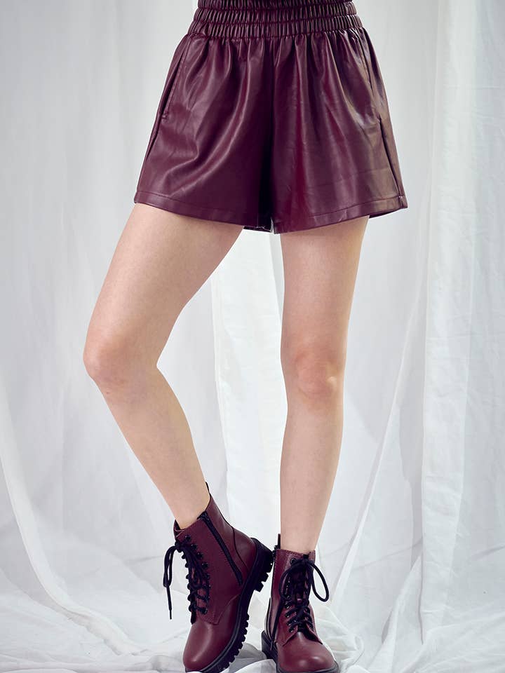 PANTALONCINI IN PELLE SINTETICA TA015 per la vendita all'ingrosso da parte di Petal Dew