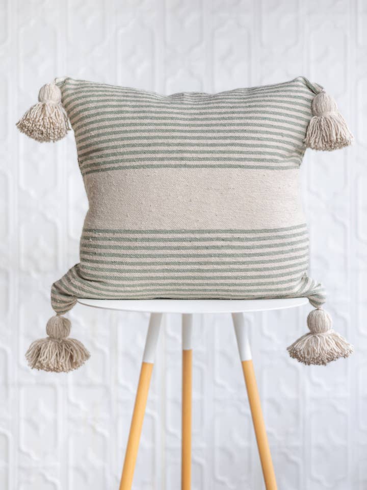 20" Marokkanisches Pom Pom Kissen - Creme + Salbeistreifen für den Großhandel von Ouive