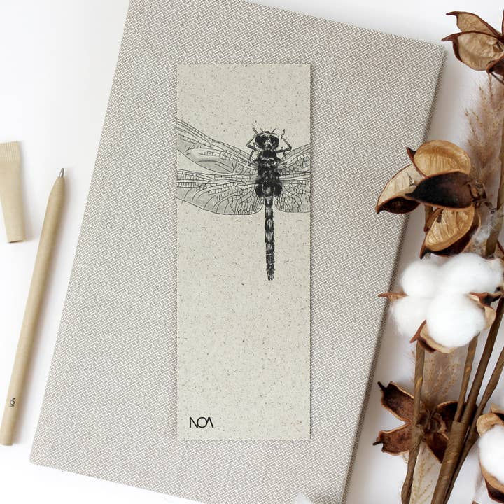 Marque-page en papier d’herbe avec illustration de libellule pour la vente par NOA Papeterie