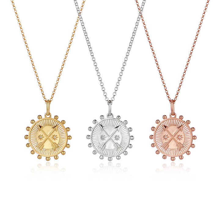 One and One Studio - Wholesale Halskettinghanger - Gouden medaillon hanger met kruispijl symbool op ketting