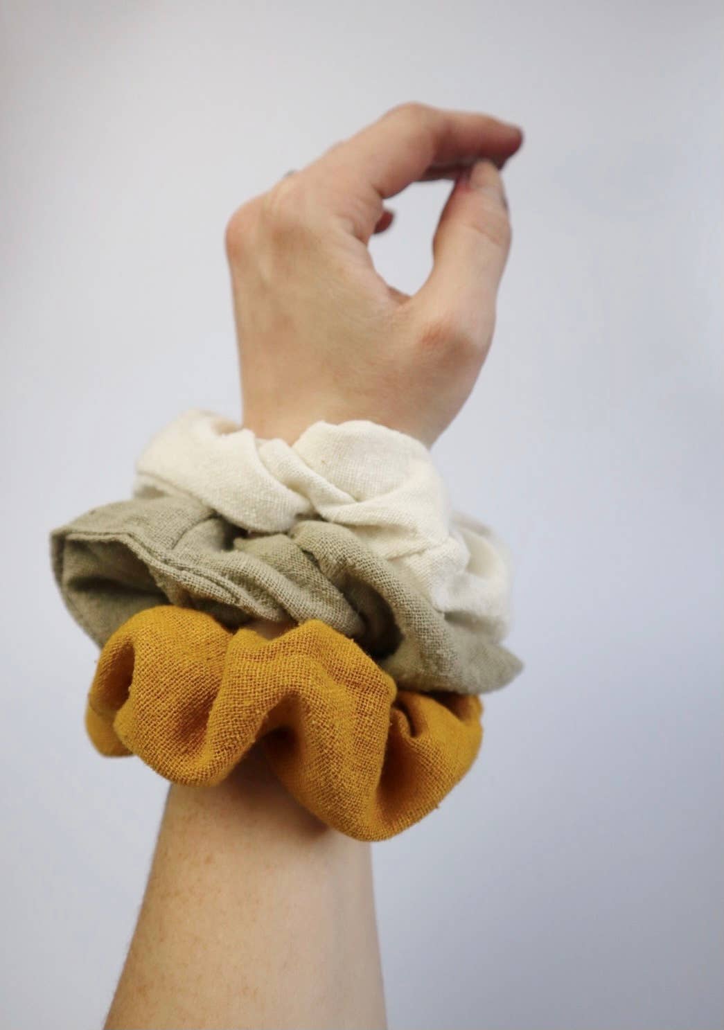 Eco Raw Studio – wholesale Scrunchie - Dam – Hårsnoddar i råsilke med naturlig färgning10