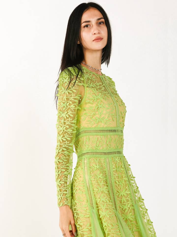 Robe mi-longue à broderie florale en maille avec détails ajourés OC3365-L pour la vente par Beulah Style