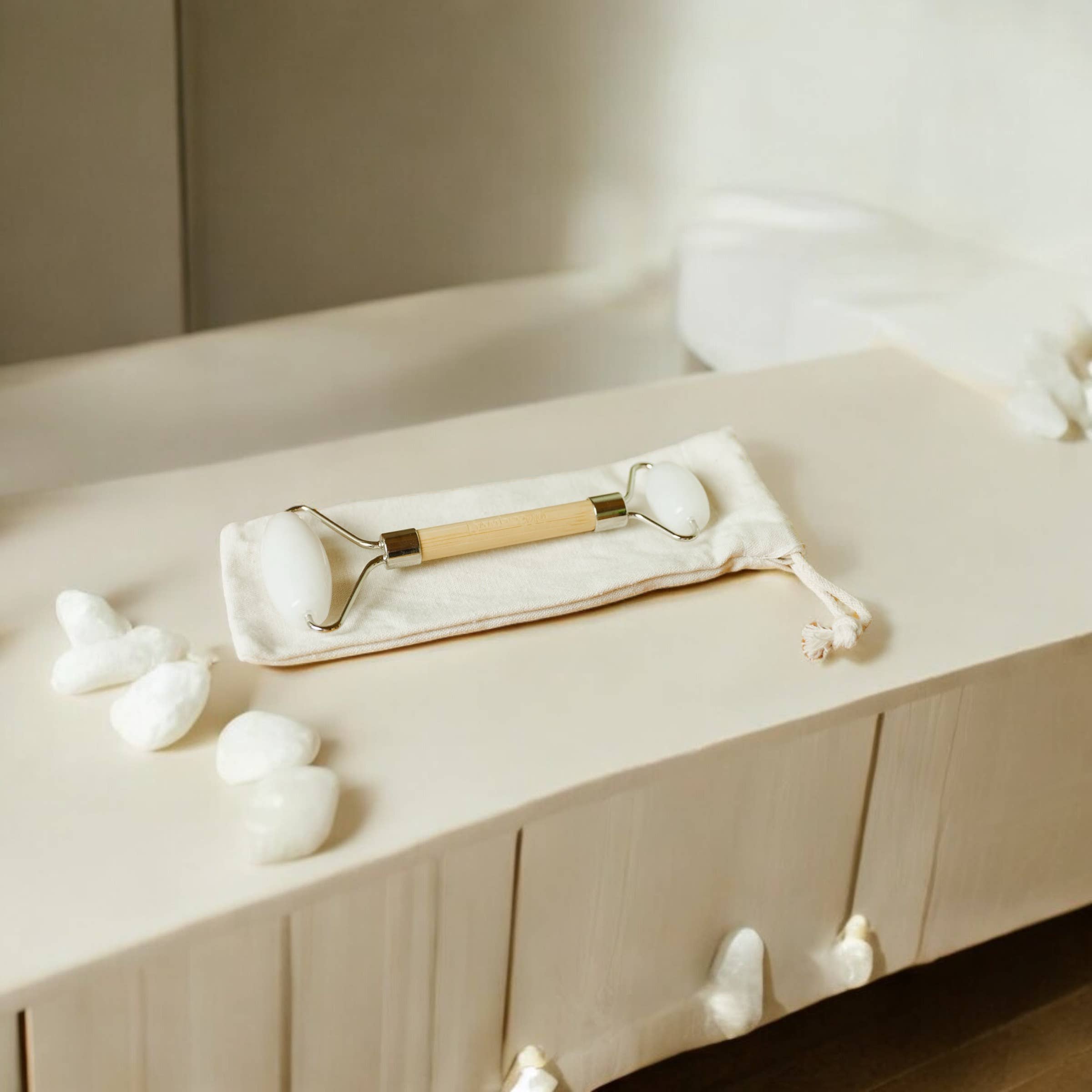 Bamboo Switch – Engroshandel Ansigtsrulle – Bambus Ansigtsrulle | Hvid Jade Sten | Strømpefyld